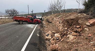Burdur'da çocuk sürücü kullandığı araçla duvara çarptı, annesi öldü.