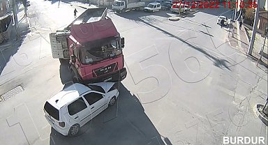 Burdur'daki trafik kazaları kameralara yansıdı