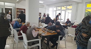 Burhaniye'de kursiyerler huzurevinde yemek verdi
