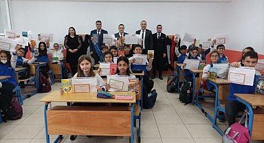 Burhaniye'de öğrencilerin karne sevinci