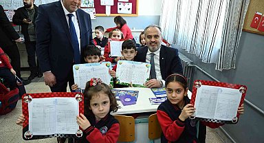 Bursa'da 660 bin öğrencinin karne sevinci
