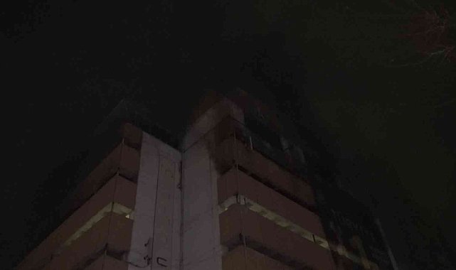 Bursa'da 7 katlı otoparkta çıkan yangında 3 araç kül oldu