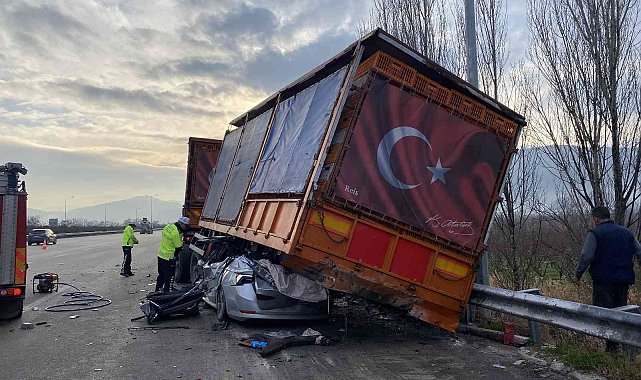 Bursa'da akılalmaz kaza : TIR'a çarpan otomobil, dorsenin altına girdi : 1 ölü