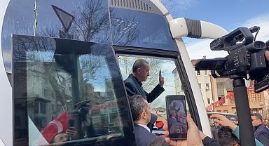 Bursa'da binlerce kişi Cumhurbaşkanı Erdoğan'ı bayrak ve karanfillerle karşıladı