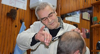 Bursa'da bir berber 57 yıldır makası elinden bırakmadı