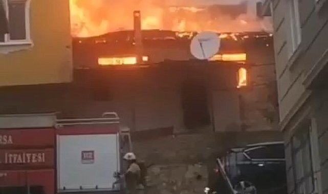 Bursa'da eski bina alev alev yandı