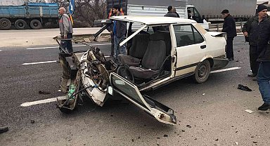 Bursa'da feci kaza: Otomobil ikiye bölündü, 3 kişi yaralandı