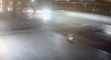 Bursa'da makas atan hafif ticari araç, motosikleti altına aldı