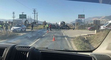 Bursa'da minibüs otomobille çarpıştı: 7 yaralı