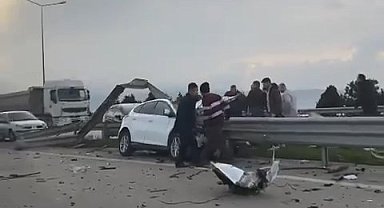 Bursa'da otomobil bariyerlere ok gibi saplandı: 1 ölü