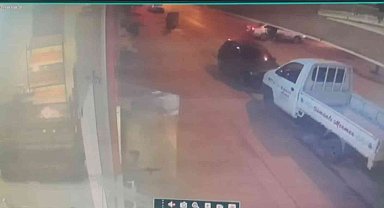 Bursa'da otomobil ile motosiklet sürücüsünün kazaya karıştığı anlar kamerada