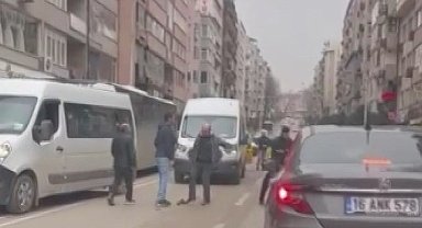 Bursa'da servis ve otobüs şoförünün yol verme kavgası kameralarda