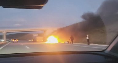 Bursa'da seyir halindeki hafif ticari araç alev alev yandı