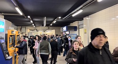 Bursa'da şiddetli lodos 3 katlı binanın çatısı uçurdu, metro seferleri iptal oldu