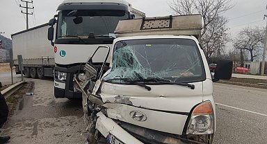 Bursa'da TIR ile kamyonet çarpıştı, sıkışan yolcuyu itfaiye kurtardı