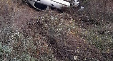 Buzlanma kazaları beraberinde getirdi: Aynı bölgede 2 araç takla attı