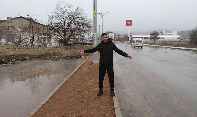 Cadde ortasında kalan ev, görenleri şaşırtıyor: "Adamın biri yolun buradan geçip geçmediğini sordu"