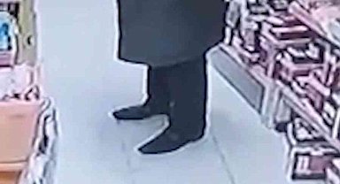 Çaldığı matkabı paltosuna sakladı, iş yeri sahibi kapıda böyle durdurdu