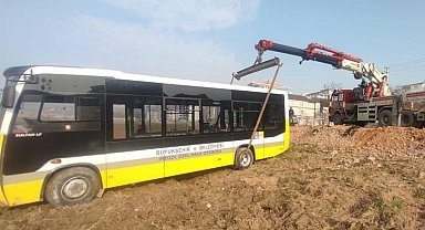 Çalıştırmak istediği otobüsle tarlaya uçtu
