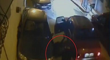 Camdan atlayıp otomobilini hırsızın elinden kurtardı