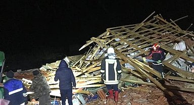 Çatısı çöken ahırda 30'a yakın küçükbaş hayvan telef oldu