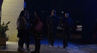 Çatıya çıkınca babasının cesedi ile karşılaştı
