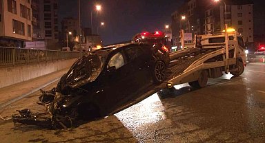 Çekmeköy'de kontrolden çıkıp takla atan aracın motoru yola fırladı: 3 yaralı