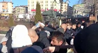 CHP Erzurum'da Kur'an-ı Kerim dağıttı, vatandaşlar birbirleriyle yarıştı
