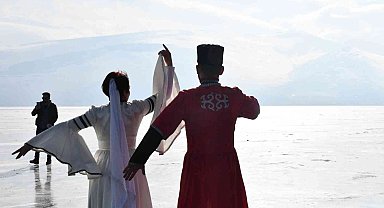 Çıldır Gölü üzerinde Kafkas gösterisi