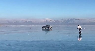 Çıldır Gölü'nde buz patencileri ile otomobilin performansı