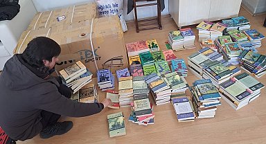 Çıldır'da öğrencilere karne hediyesi olarak kitap dağıtıldı