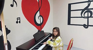 Çocuklar müzik kursunda