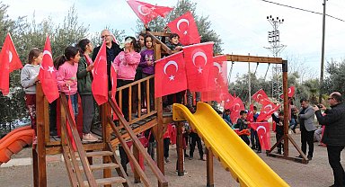 Çocuklar, parklarını yapan başkanı bayraklarla karşıladı