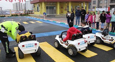 Çocuklar trafik kurallarını eğlenerek öğrendi