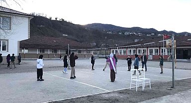 Çocukları patlak topla oynarken gördü, duyarsız kalmadı