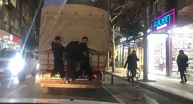 Çocukların tehlikeli oyunu kameralara yansıdı