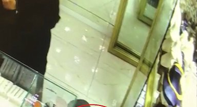Çocuklarını hırsızlıklarına alet ettiler, o anlar kameralarda