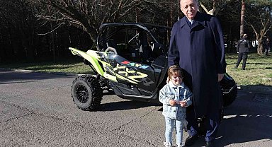 Cumhurbaşkanı Erdoğan elini öpen minik Zayn'a elini öperek karşılık verdi