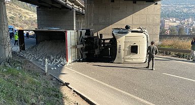 D-100'de tır devrildi, yol kapandı: 1 yaralı