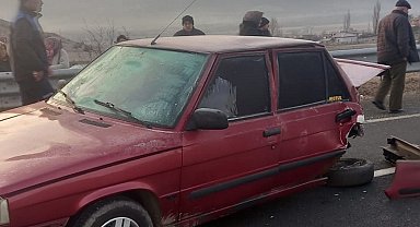 D100'de iki otomobil çarpıştı: 2 yaralı