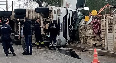 Damperli tır devrildi: 1 ölü