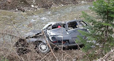 Defalarca takla atan otomobil dereye uçtu: 1'i çocuk 5 yaralı