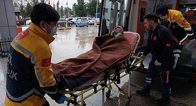 Demiryolu inşaatında yıkılan demirin altında kalan işçi ölümden döndü