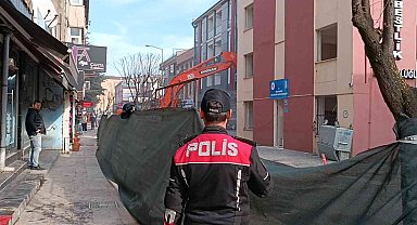 Depremde ağır hasarlı binalar tek tek yıkılıyor