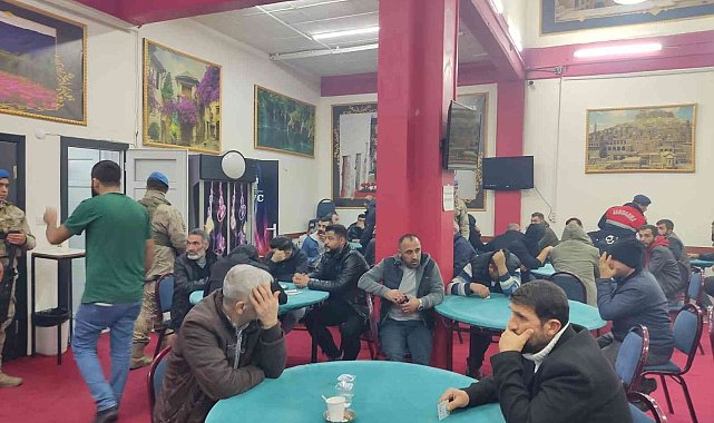 Derneğe baskın: Kumarbazlar kapıyı açmayınca demir kapı kesildi