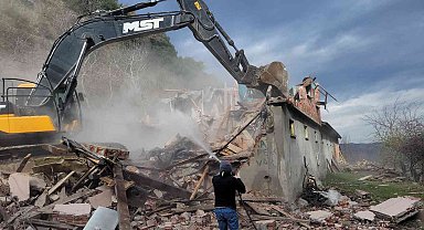 Devlet ormanında inşa edilen kaçak yapılara yıkım