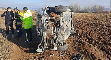 Devrilen otomobilden burnu bile kanamadan çıktı