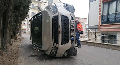Devrilen otomobilin içinden burnu bile kanamadan çıktı