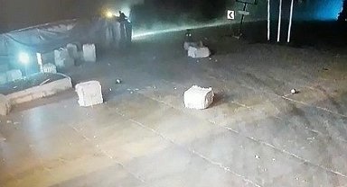 Devrilen tırın dorsesindeki pamuk balyaları etrafa saçıldı