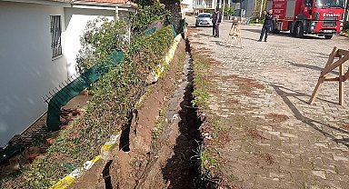 Didim'de sitenin istinat duvarı çöktü